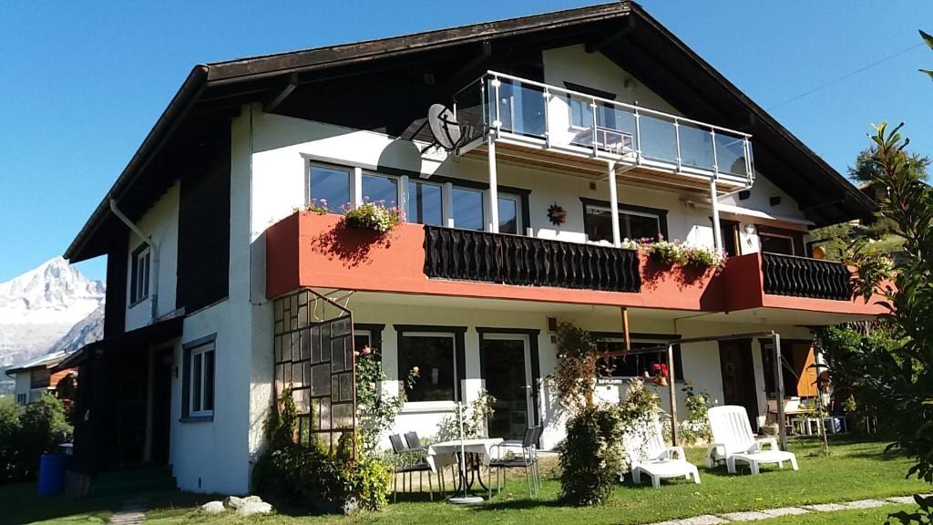 Haus Fortuna mit Garten im Sommer