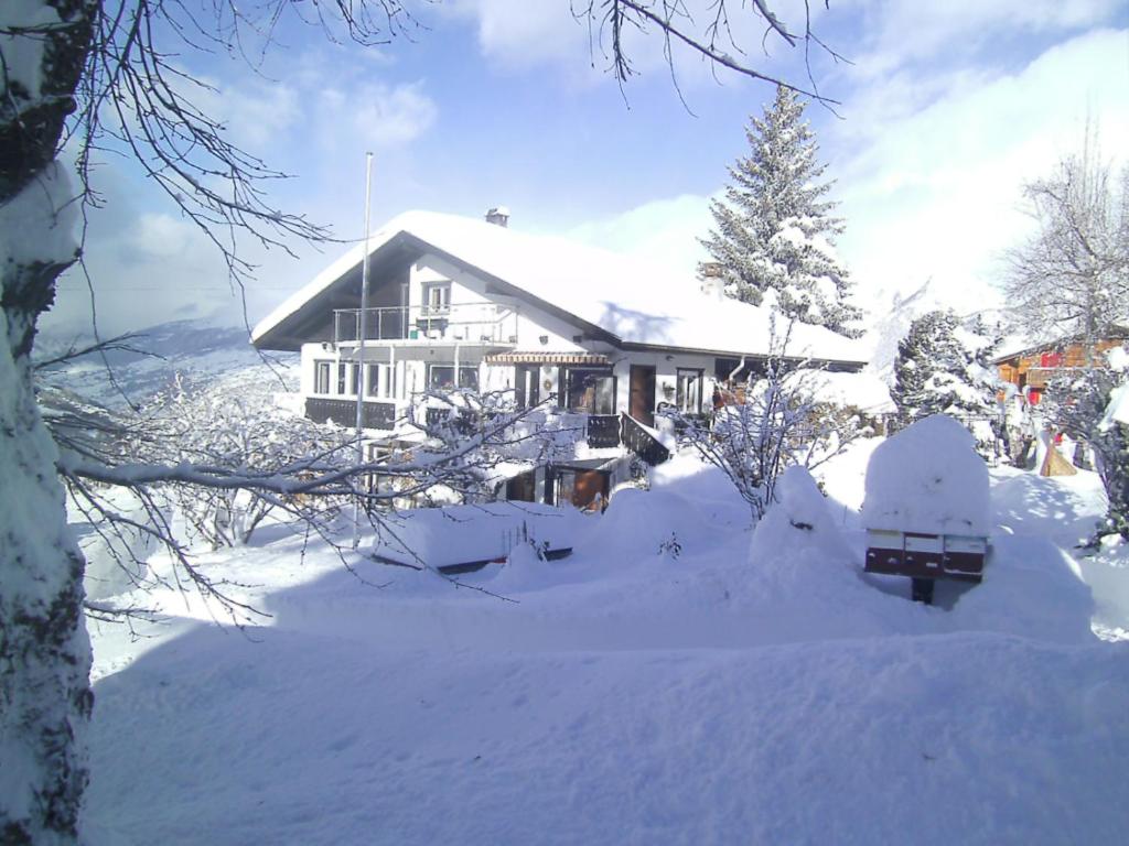 Haus Fortuna im tief verschneiten Winter