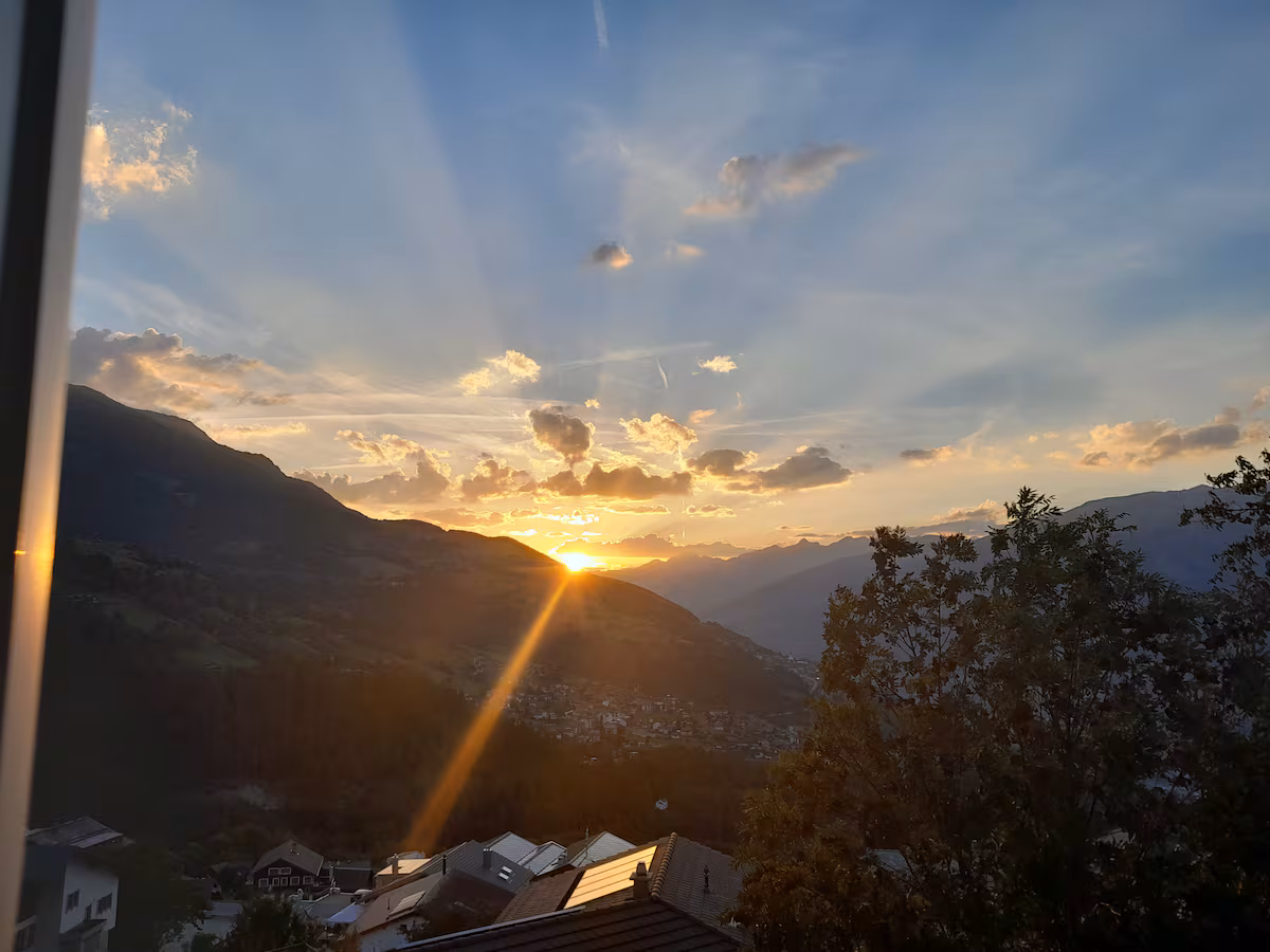 Sonnenuntergang über den Walliser Bergen