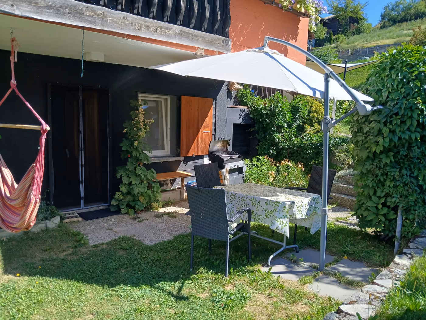 Fortuna Süd – Terrasse und Vorgarten mit Essplatz
